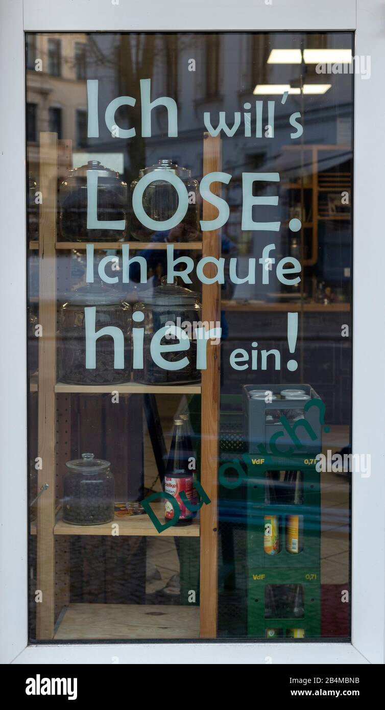 Deutschland, Sachsen-Anhalt, Magdeburg, Unverpacktladen „Frau Erna`s loser Lebensmittelpunkt“, Eingang mit Schriftzug „Ich will`s LOSE. Ich kaufe hier Stock Photo